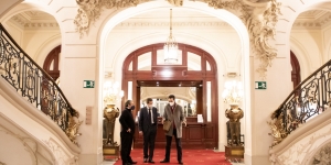 Fotografía de la visita de técnicos de Fundación ONCE al edificio