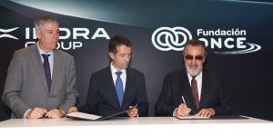 Foto de los firmantes rubricando el documento