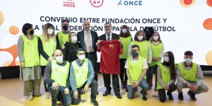 Foto de los voluntarios de Fundación ONCE con los firmantes del acuerdo