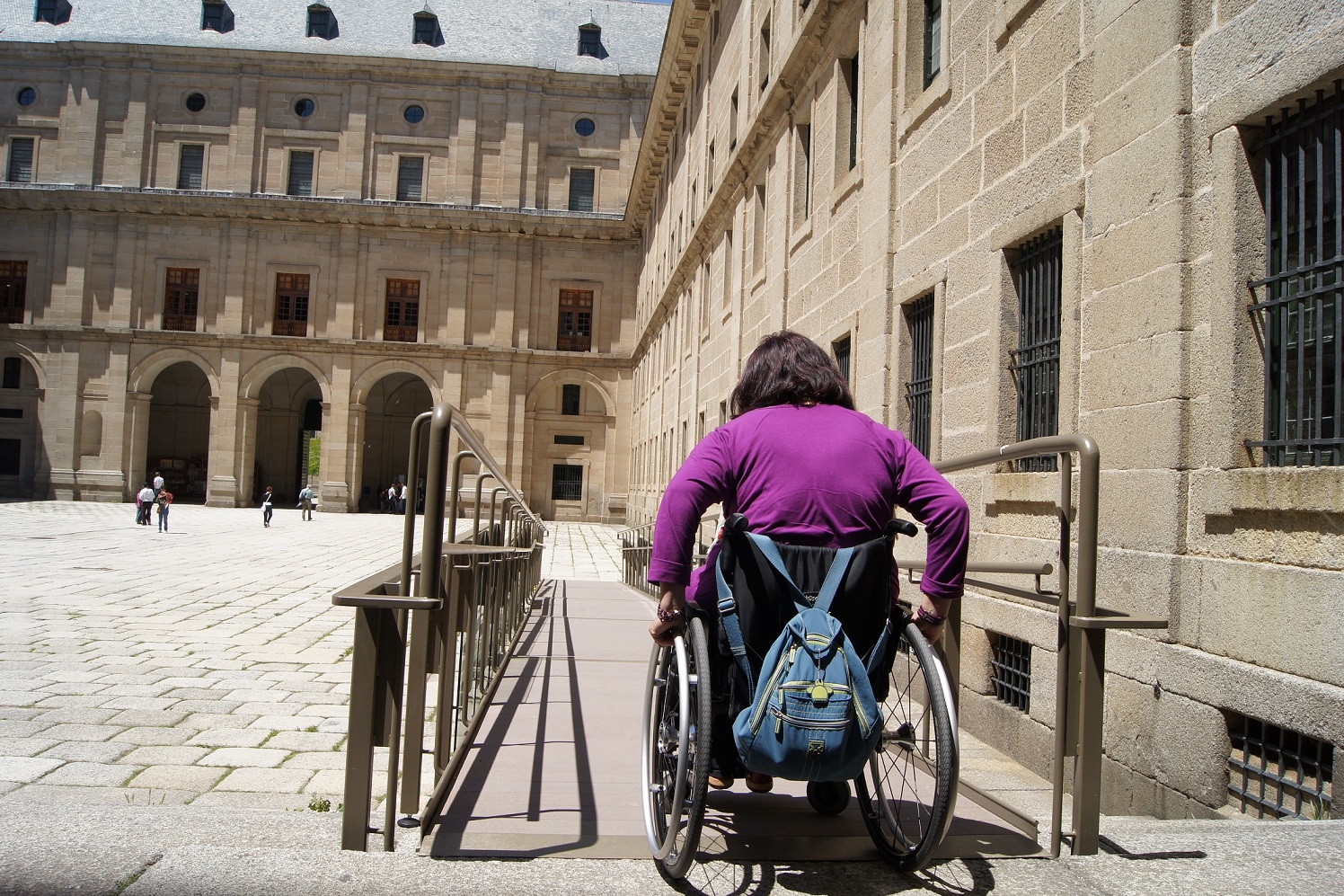 Foto de una persona en silla de ruedas en una rampa adaptada en El Escorial